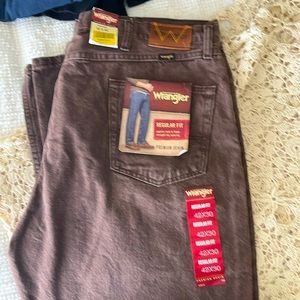 Men’s 42x30 regular fit wrangler jeans in cocoa brown. NEW
